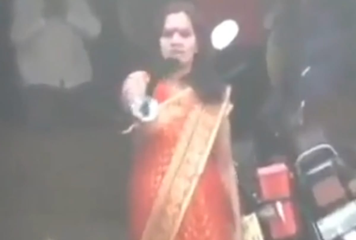 Woman attack on Police During Lockdown in Deoria