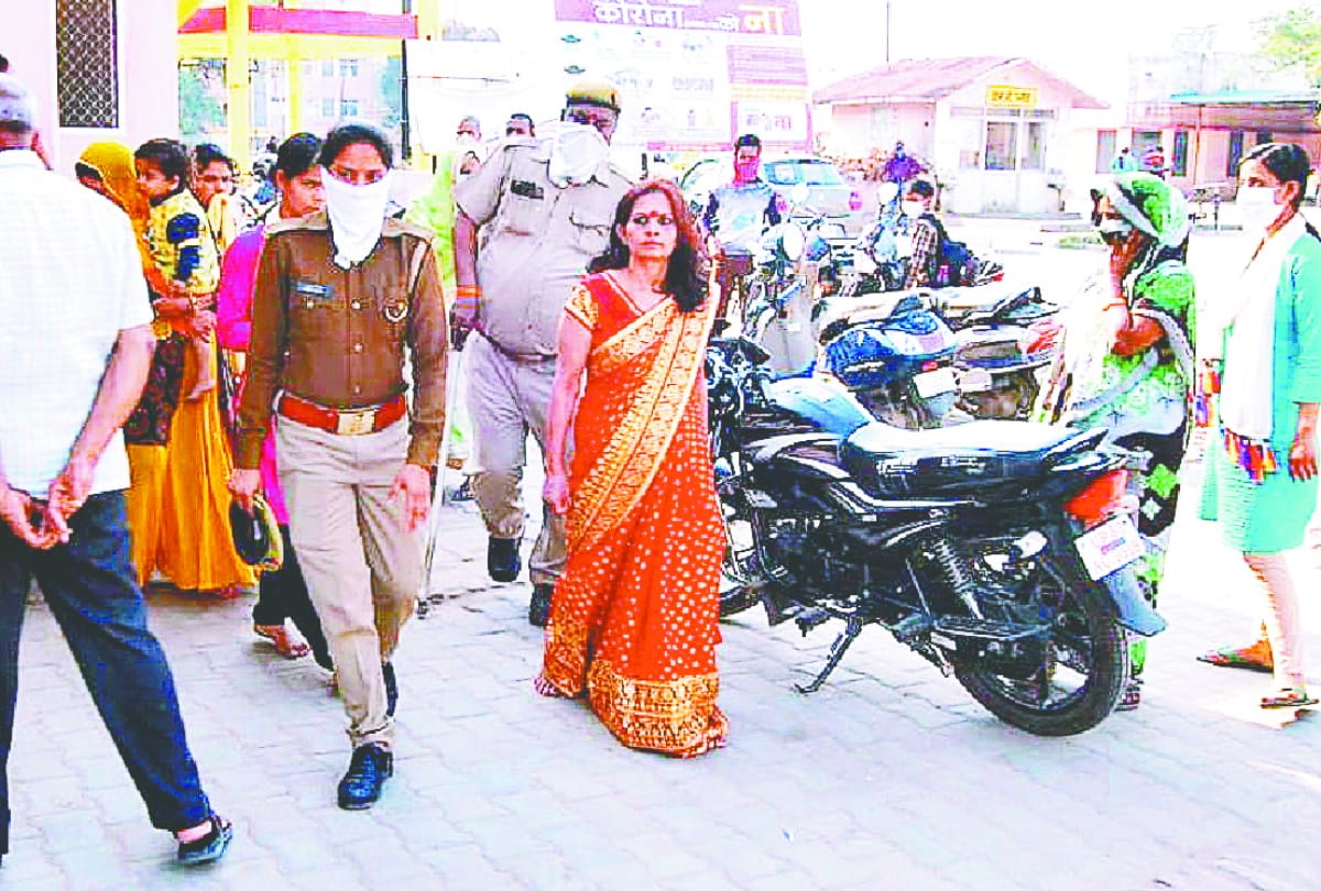 Woman attack on Police During Lockdown in Deoria