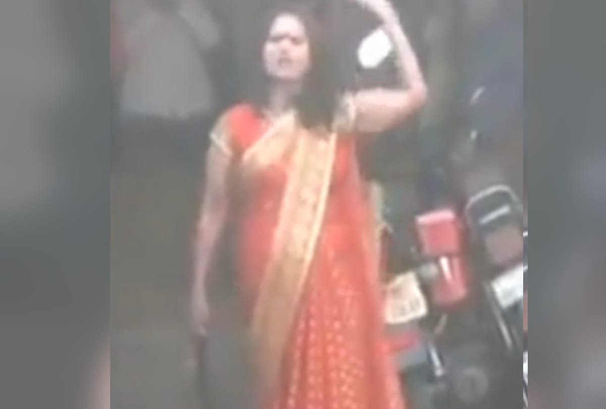 Woman attack on Police During Lockdown in Deoria