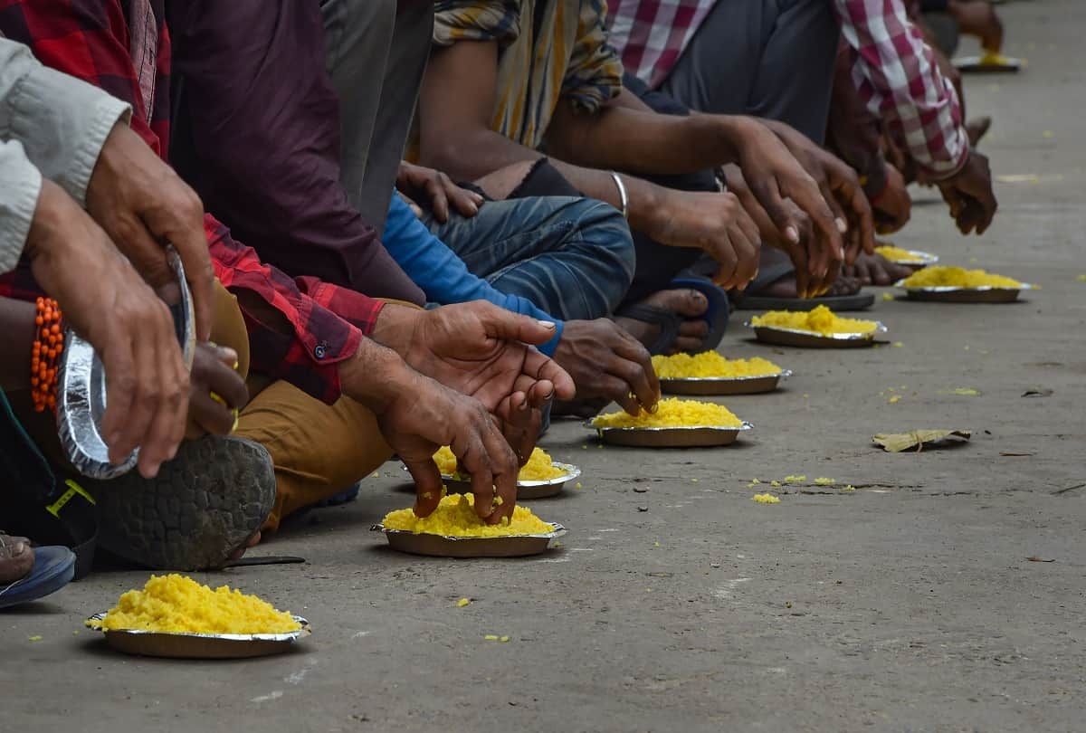 Coronavirus: Police and locals giving food to poor and laborers during Lockdown in India