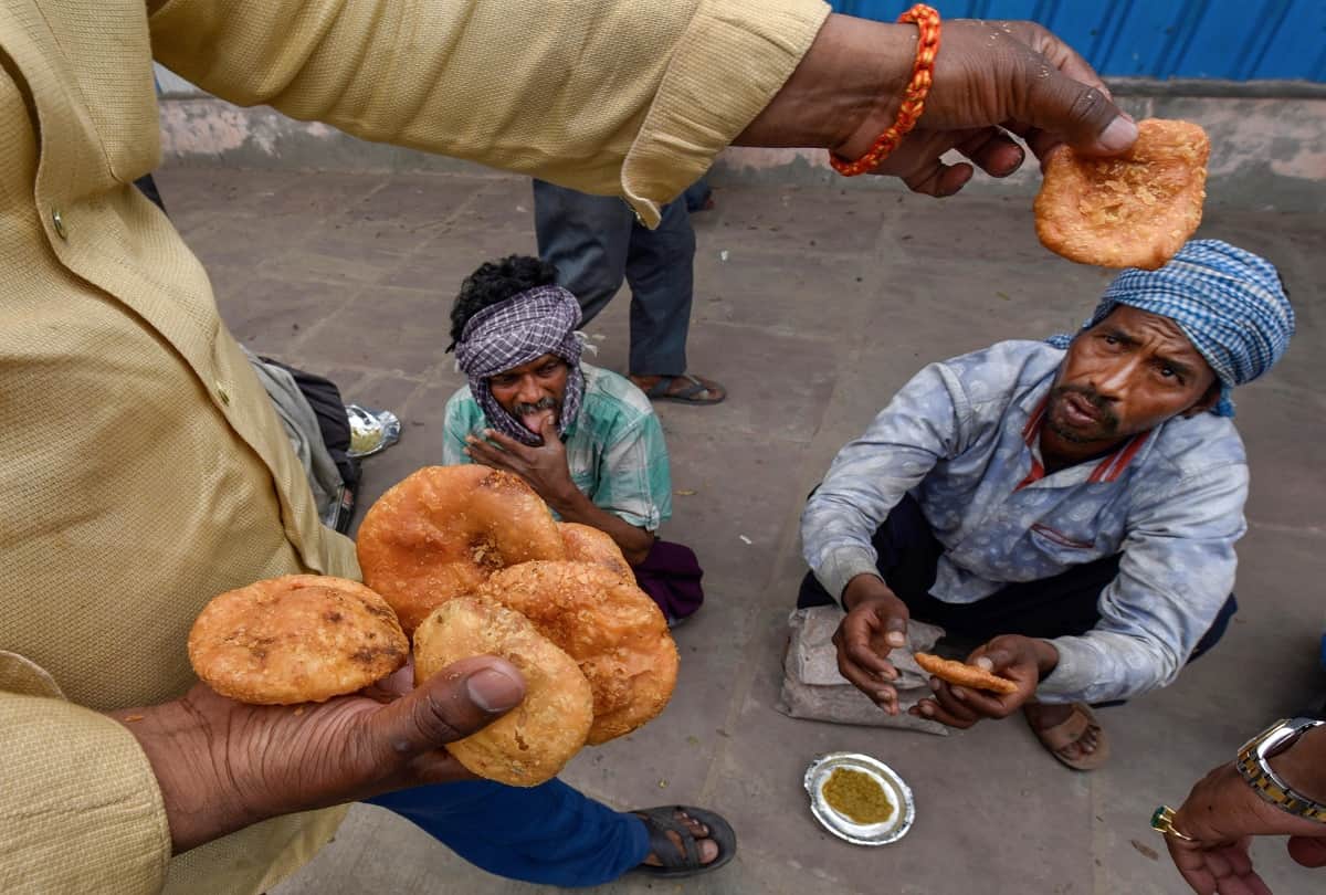 Coronavirus: Police and locals giving food to poor and laborers during Lockdown in India