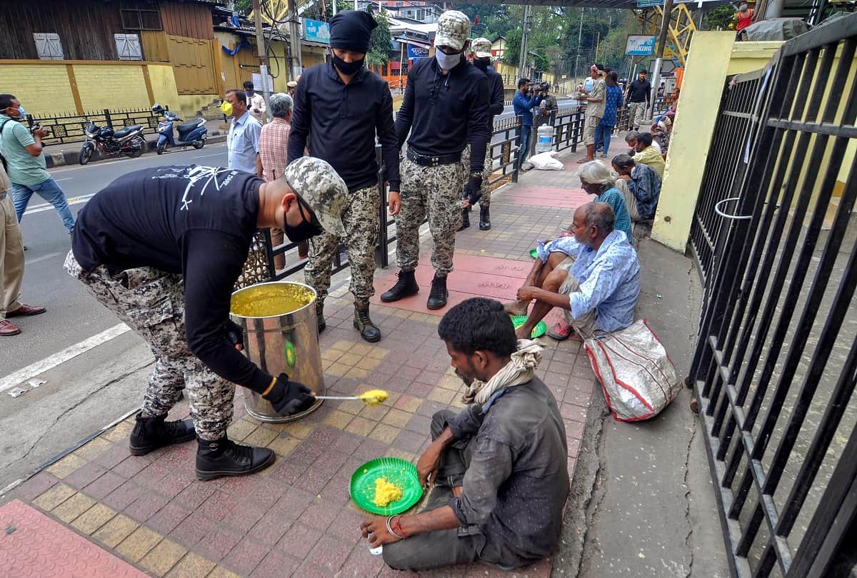 Coronavirus: Police and locals giving food to poor and laborers during Lockdown in India