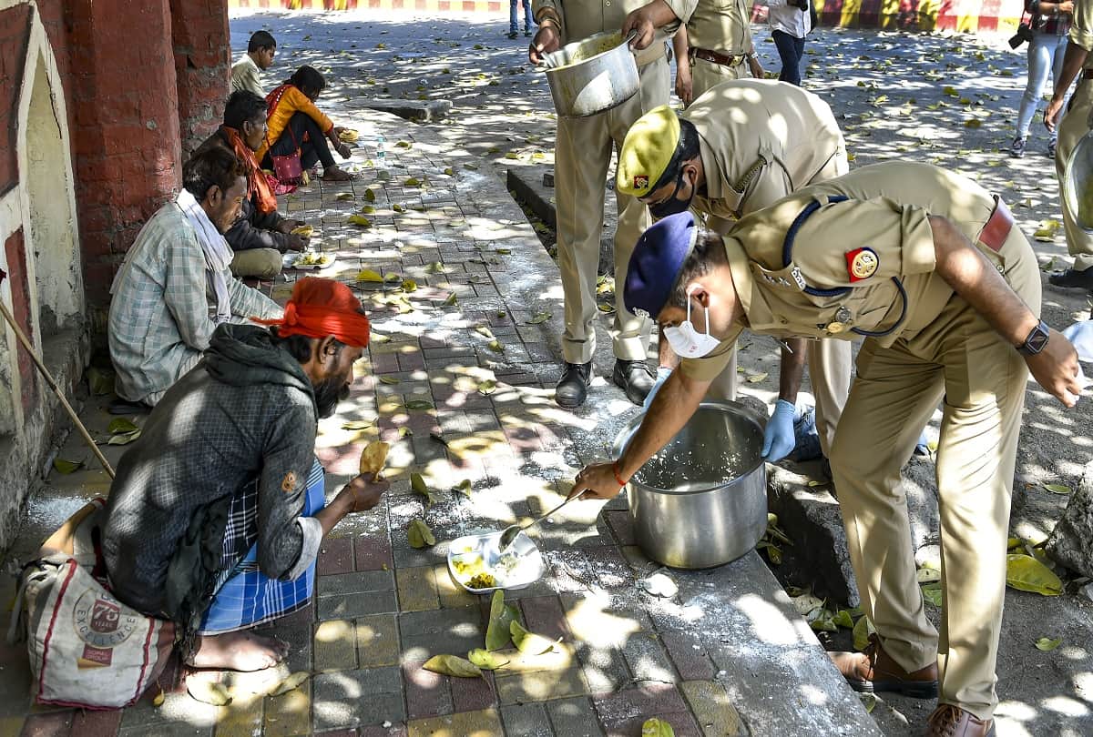 Coronavirus: Police and locals giving food to poor and laborers during Lockdown in India