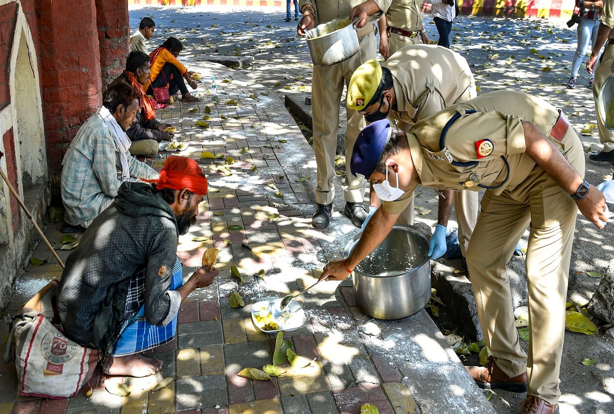 Coronavirus: Police and locals giving food to poor and laborers during Lockdown in India