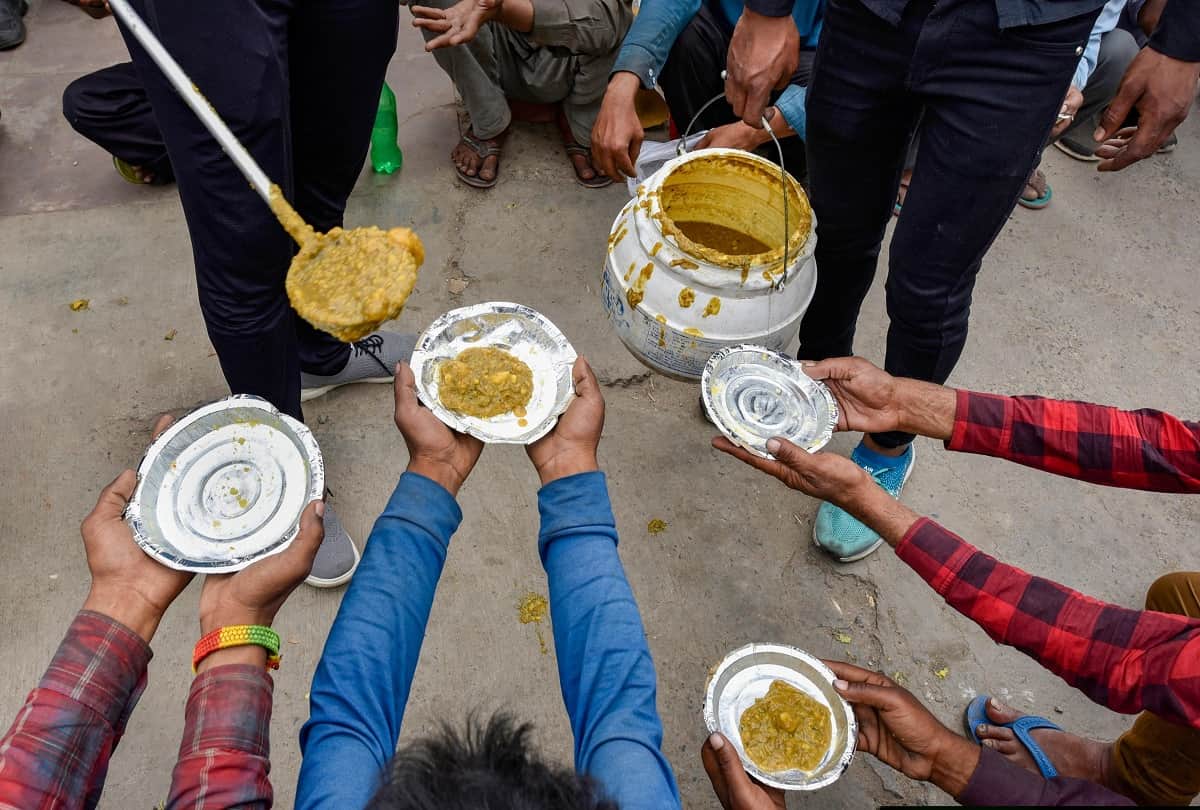 Coronavirus: Police and locals giving food to poor and laborers during Lockdown in India