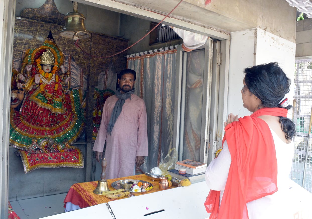 pandit do worship on phone