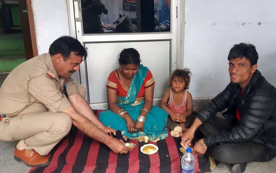 This is the UP police: food delivered to the destitute with duty