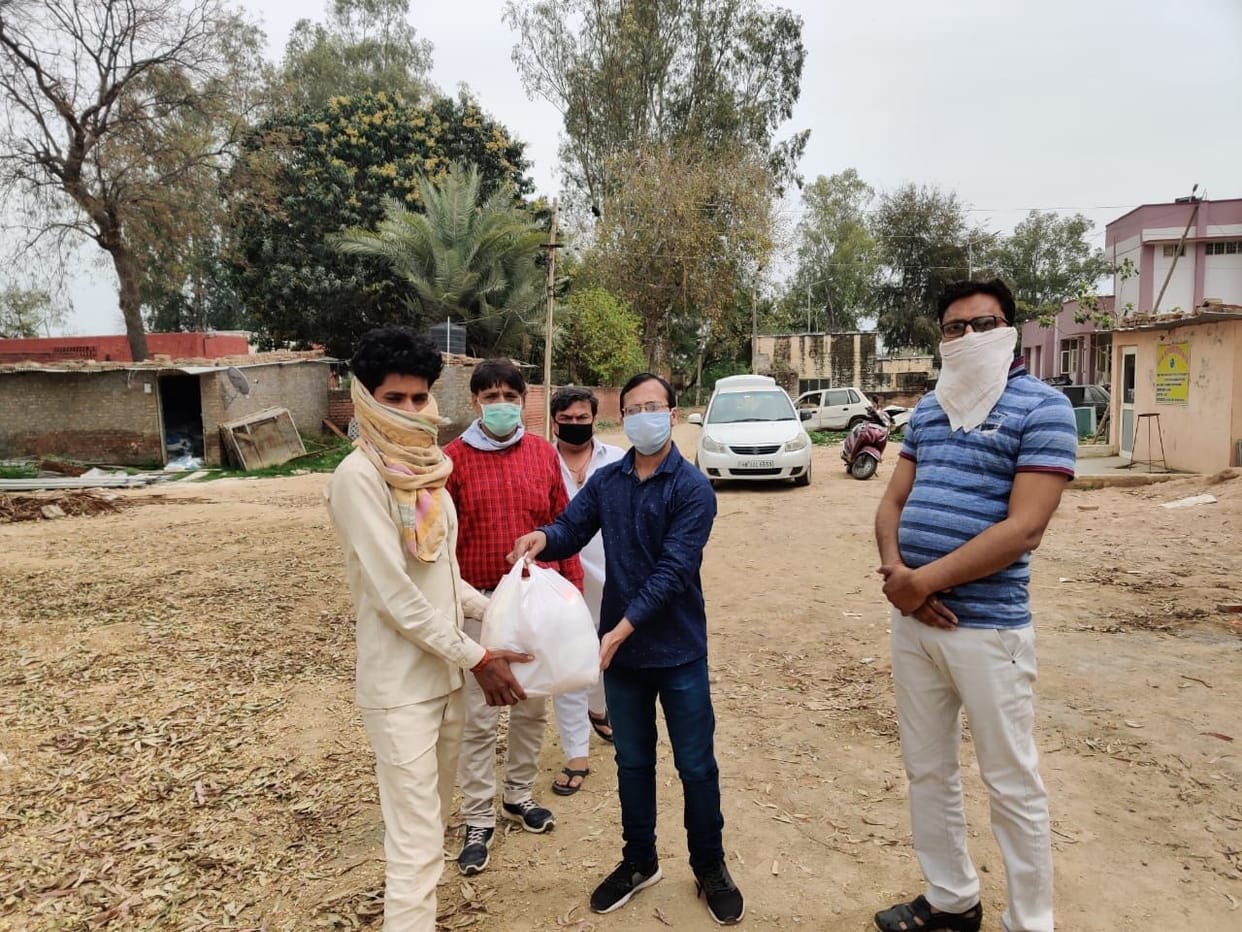 Institutions came forward to deliver food to the homes of needy people in lockdown
