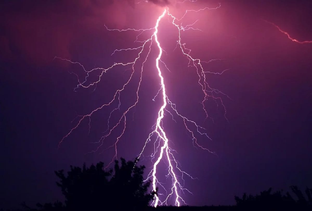 Farmers death due to lightning and three people scorched in ghazipur