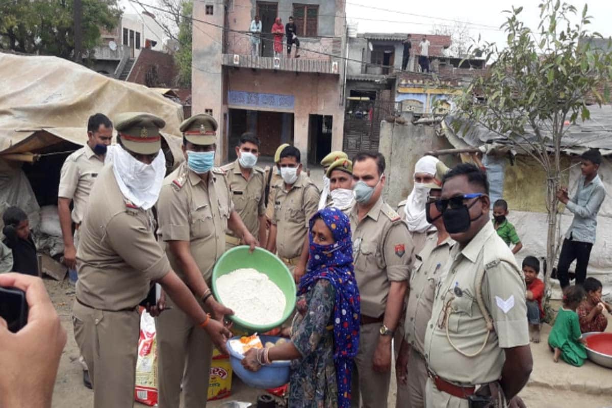 police helps people to provide food in Baghpat amid Lockdown due to Coronavirus