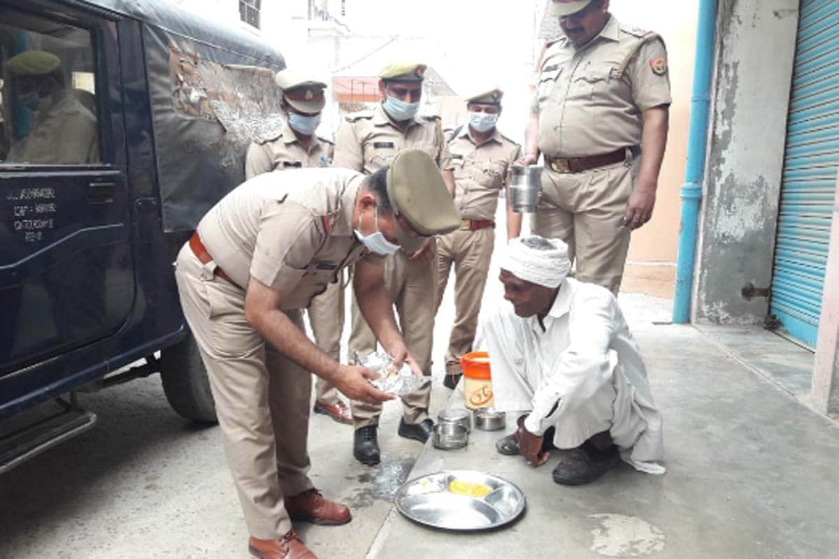 police helps people to provide food in Baghpat amid Lockdown due to Coronavirus