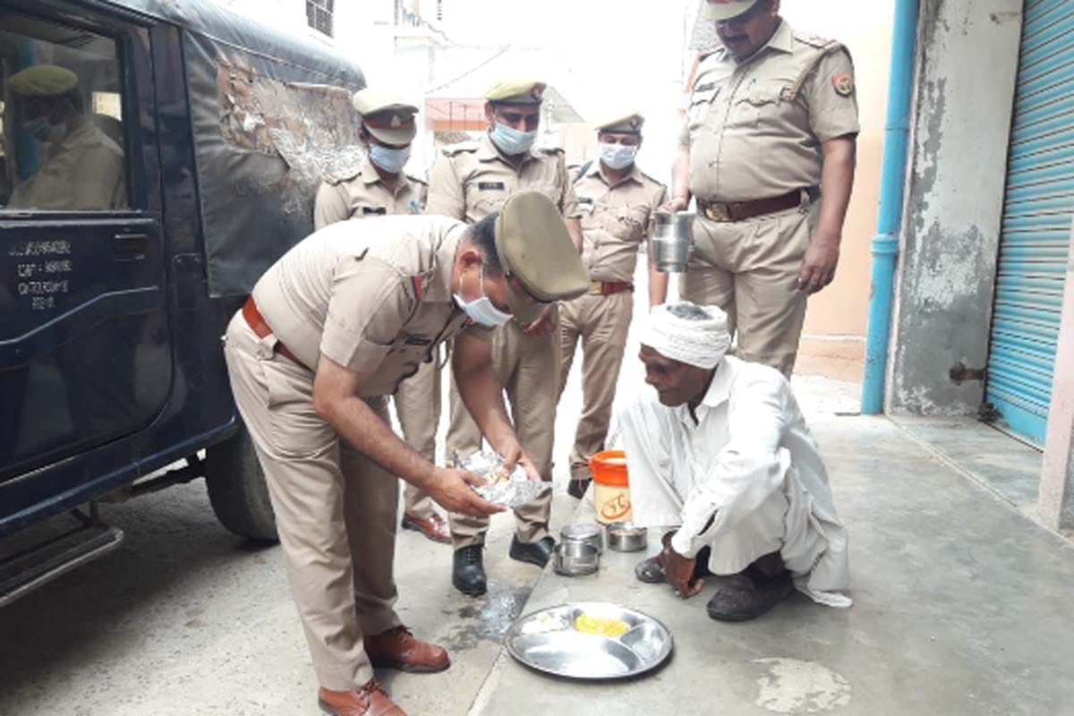 police helps people to provide food in Baghpat amid Lockdown due to Coronavirus