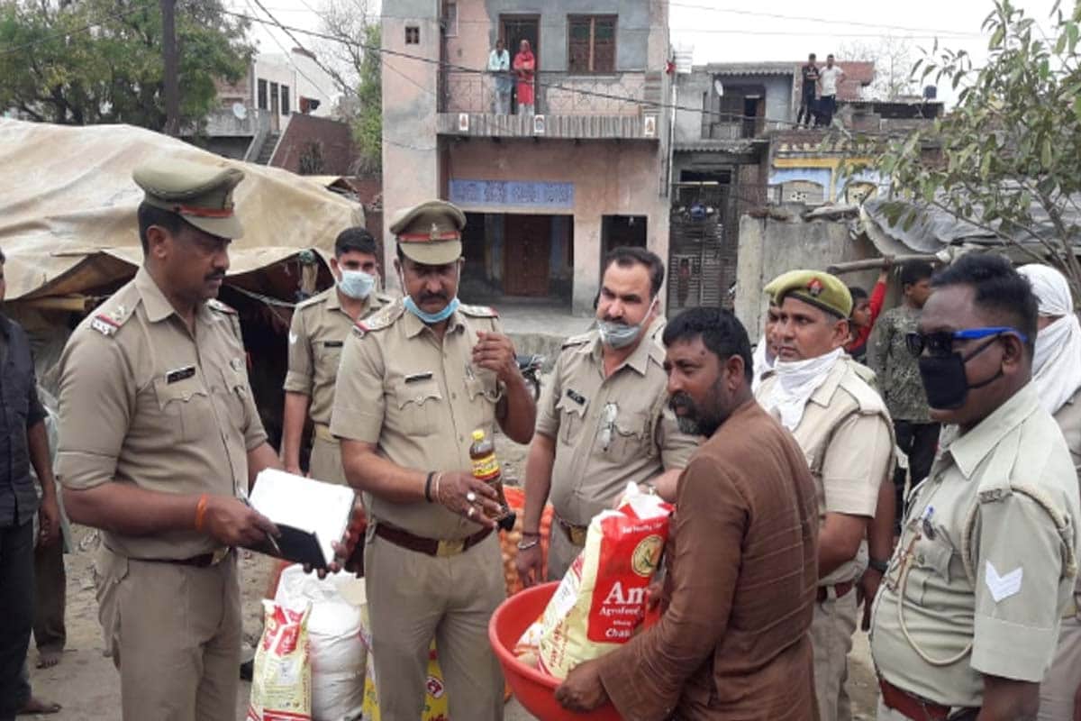 police helps people to provide food in Baghpat amid Lockdown due to Coronavirus
