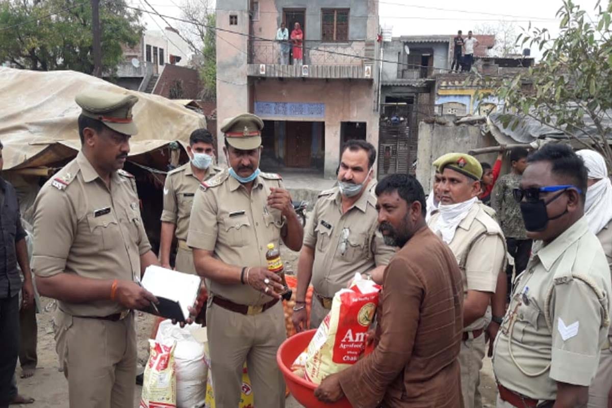 police helps people to provide food in Baghpat amid Lockdown due to Coronavirus