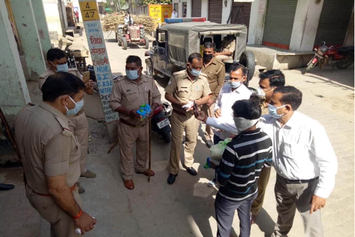 police helps people to provide food in Baghpat amid Lockdown due to Coronavirus