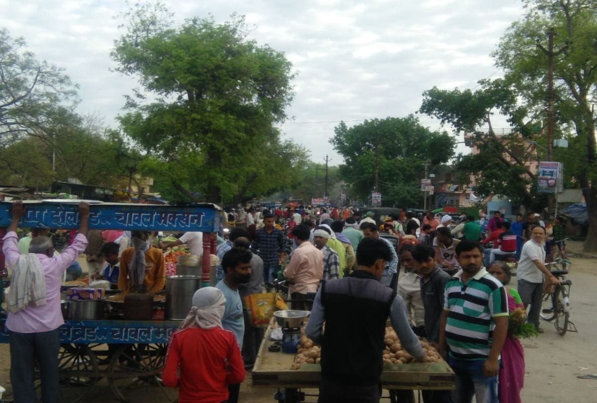 BJP MP Chandrasen Jadon violation of lockdown during distributes masks in firozabad