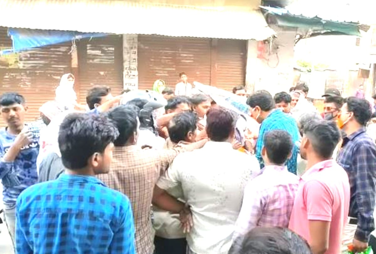 BJP MP Chandrasen Jadon violation of lockdown during distributes masks in firozabad