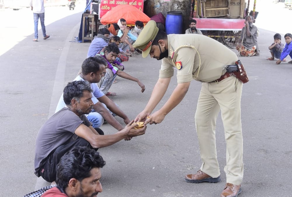 Police is helping poor people in Lucknow.