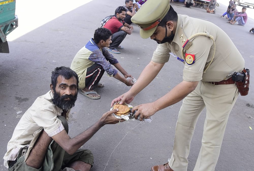 Police is helping poor people in Lucknow.