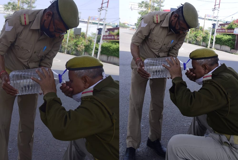 Police is helping poor people in Lucknow.