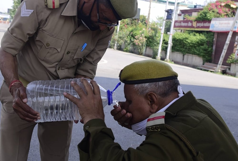 Police is helping poor people in Lucknow.