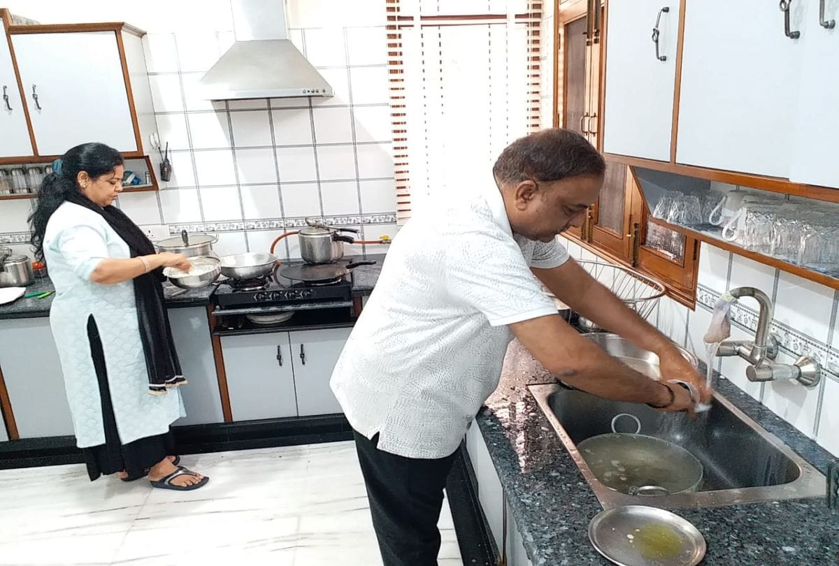 Mayor Naveen Jain Washing Dishes In Home At Lockdown Pictures Goes Viral