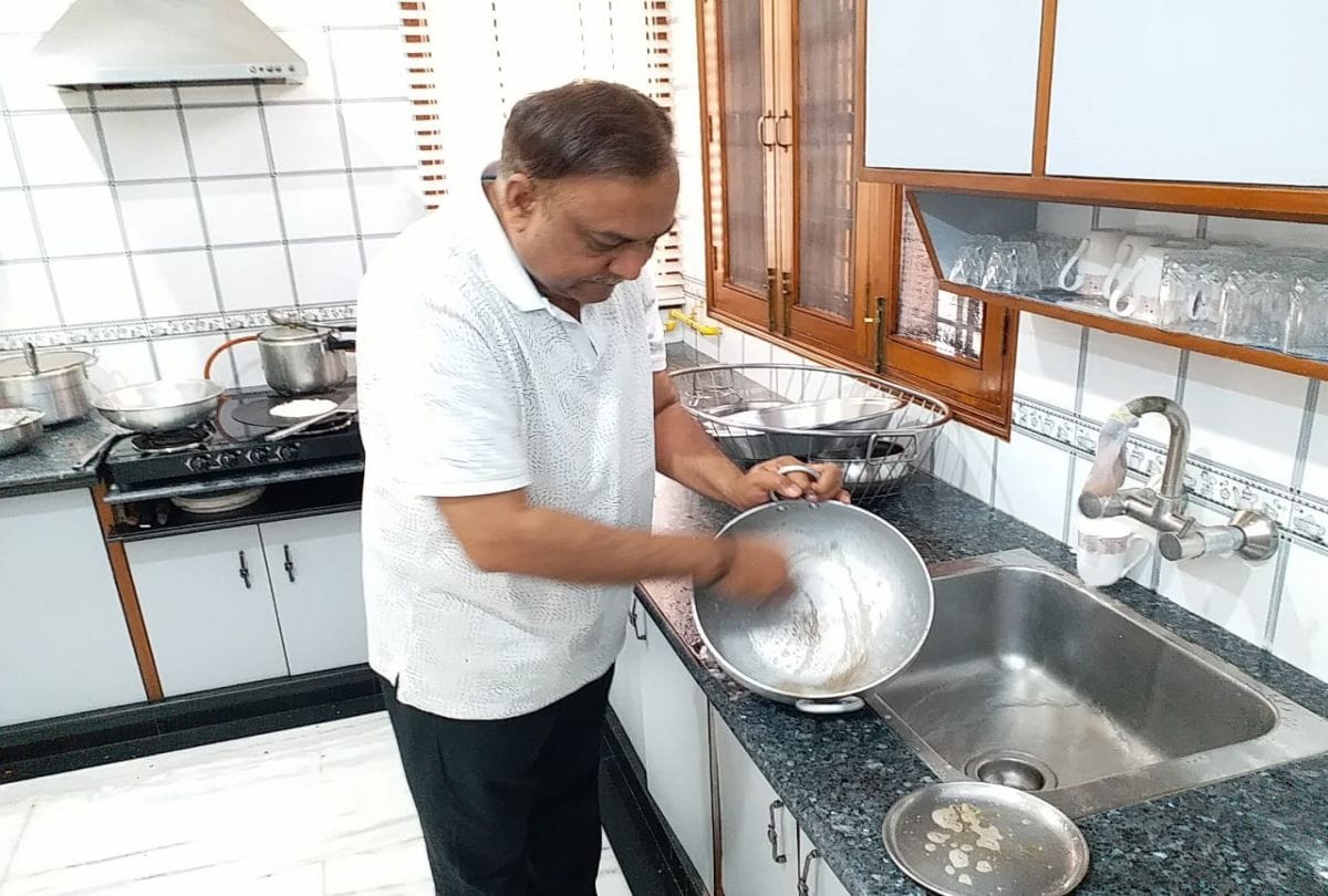 Mayor Naveen Jain Washing Dishes In Home At Lockdown Pictures Goes Viral