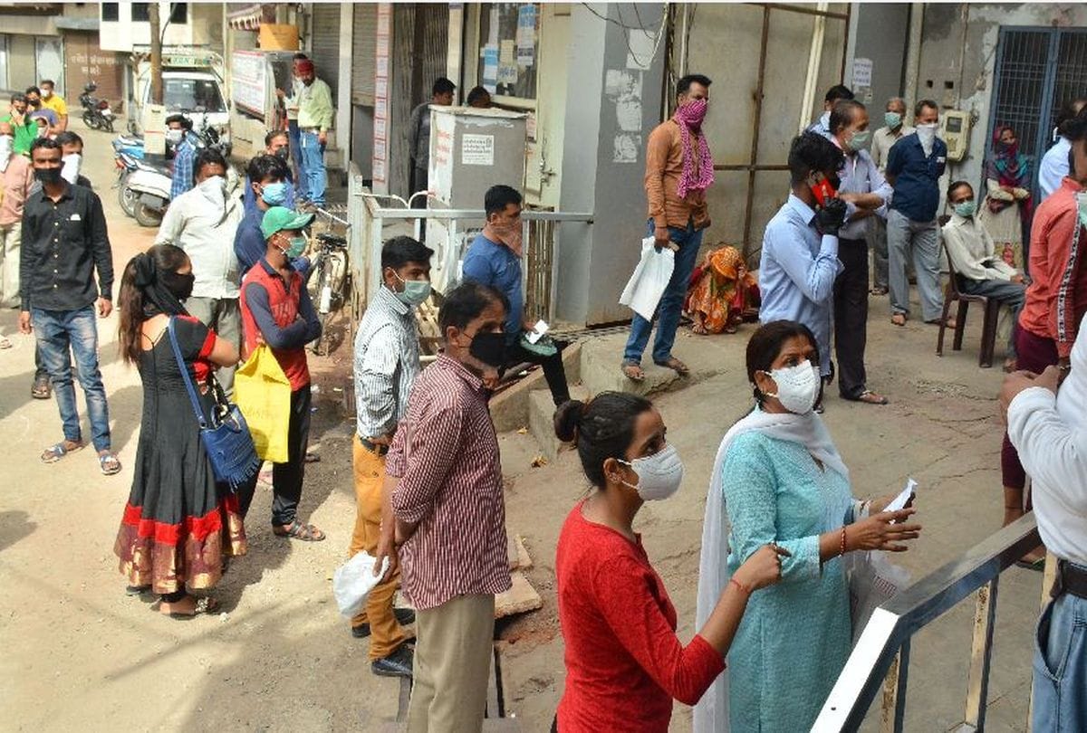 Food Distribute By Agra Police During Lockdown For Corona Virus