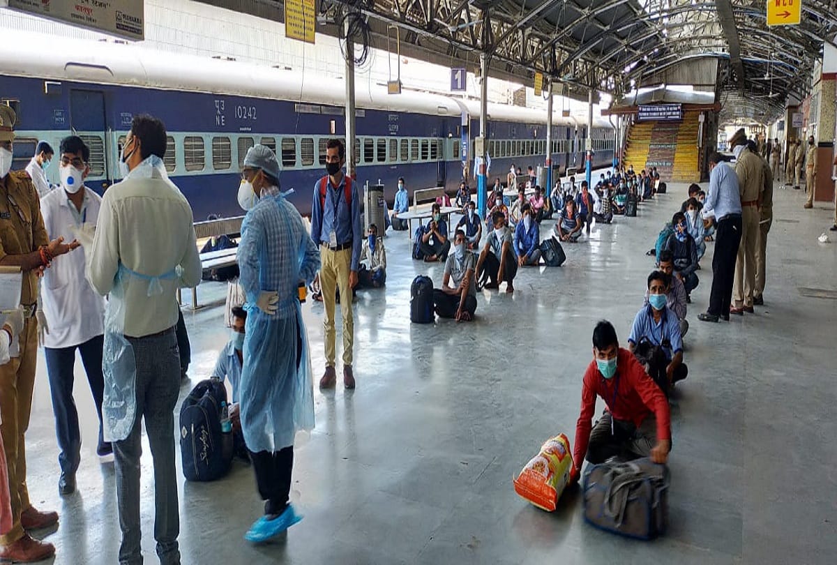 Raptisagar Express came from Nashik on railway running staff stuck in stations