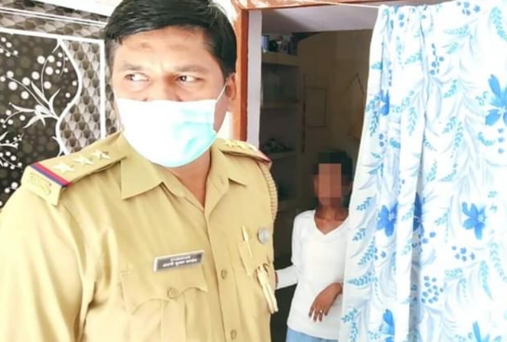 CoronaVirus Update In India: police helped a student in lucknow