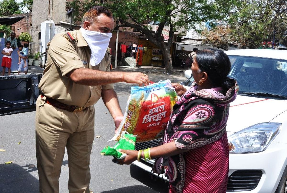 Food Distribute By Agra Police During Lockdown For Corona Virus