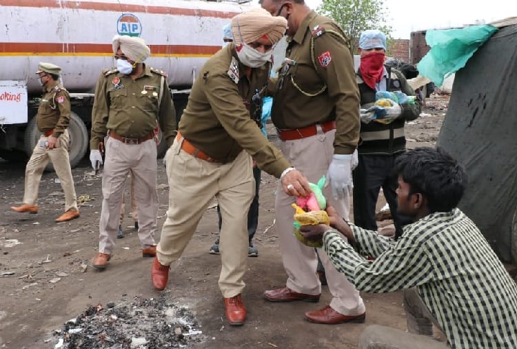 Corona in punjab News in Hindi: Punjab Police delivers food to people during curfew