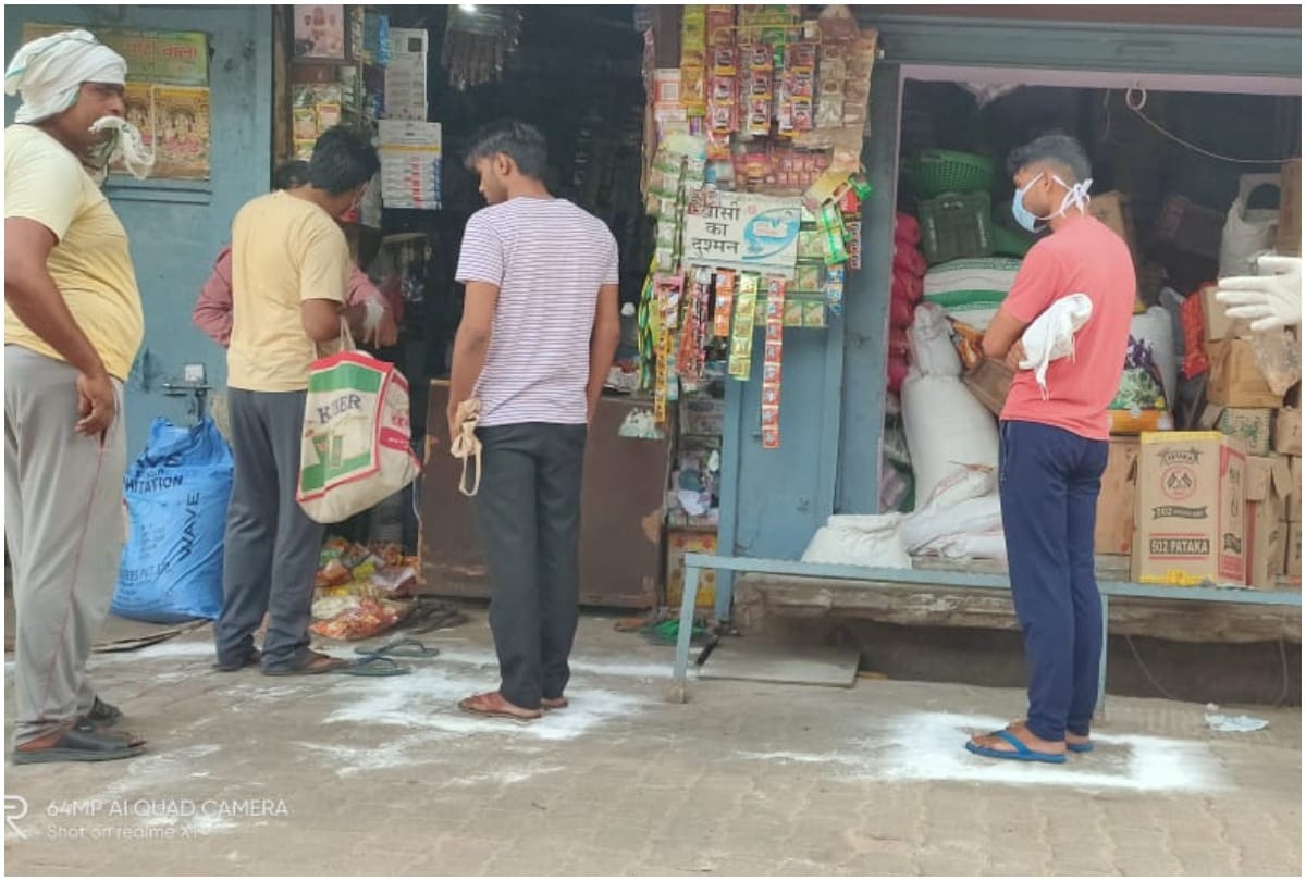 delhi coronavirus social distancing rule followed even in essential goods service