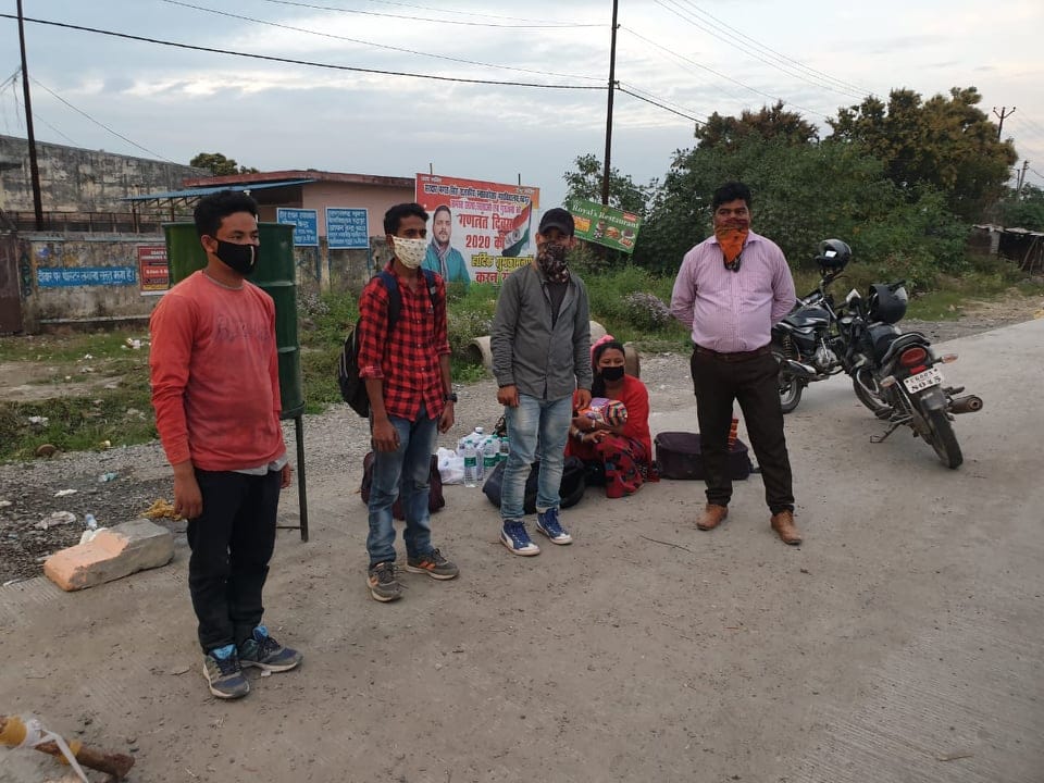 Lockdown in Uttarakhand: Women carry child and walked, Reached from delhi to uttarakhand, Photos