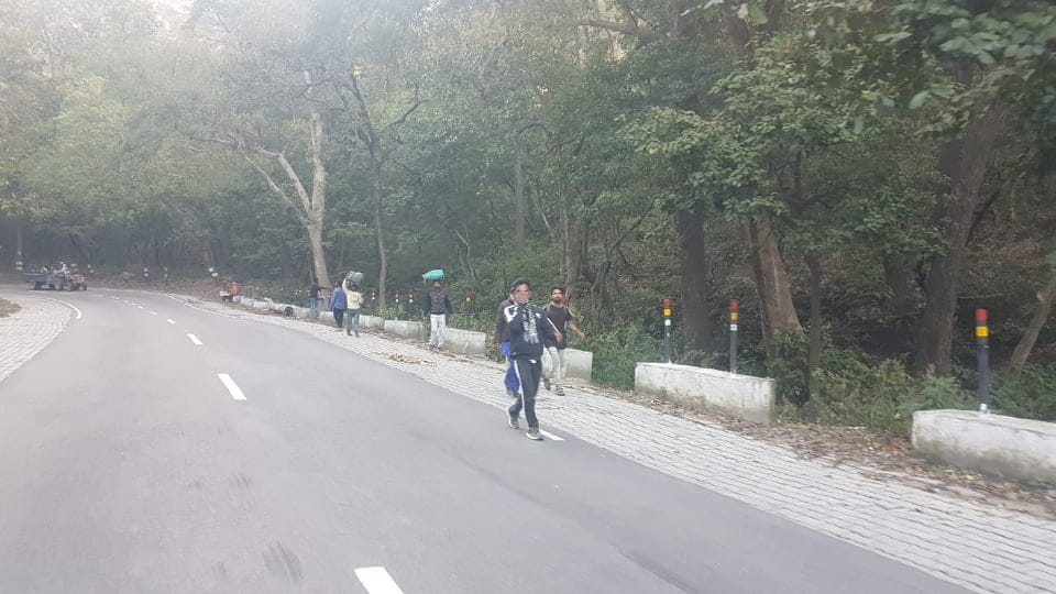 Lockdown in Uttarakhand: Women carry child and walked, Reached from delhi to uttarakhand, Photos