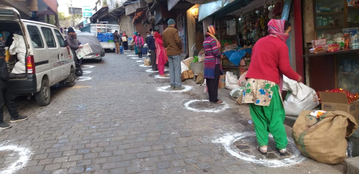 Lockdown in Uttarakhand News Live Update : people follow social maintain rule during shopping