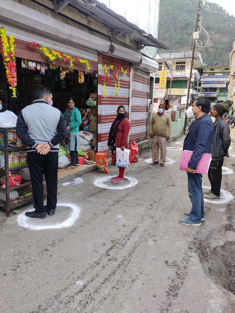 Lockdown in Uttarakhand News Live Update : people follow social maintain rule during shopping