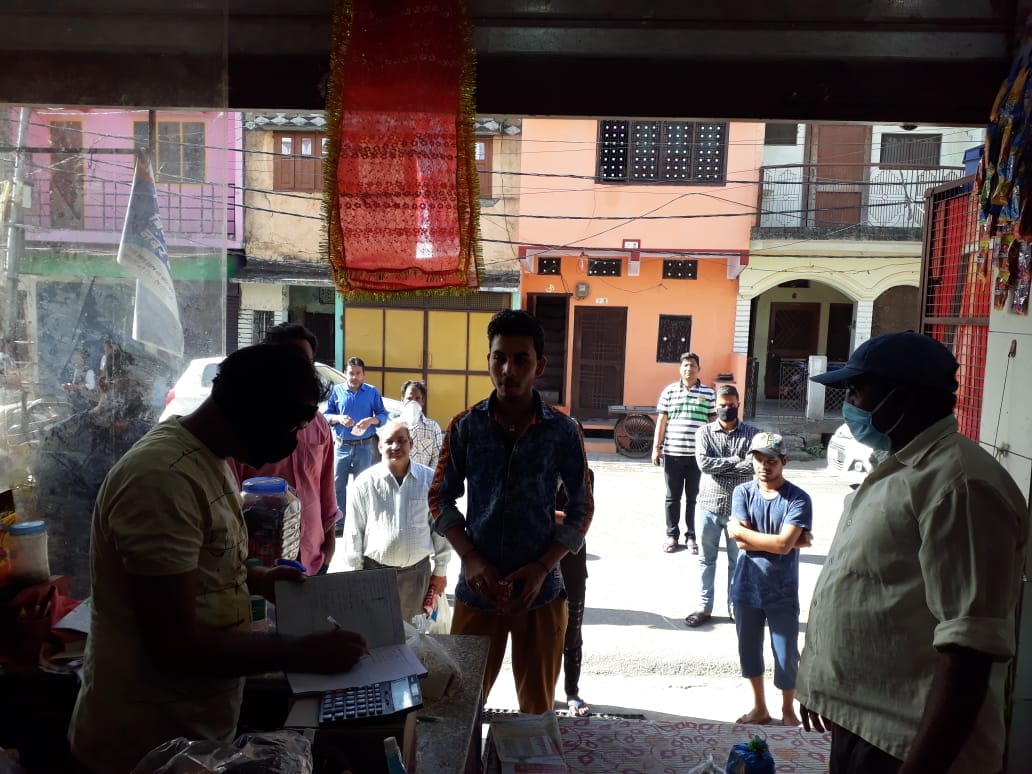 Lockdown in Uttarakhand News Live Update : people follow social maintain rule during shopping