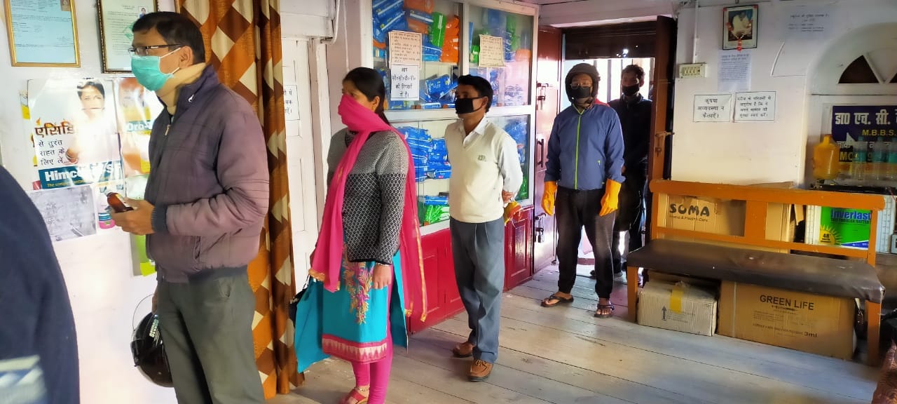 Lockdown in Uttarakhand News Live Update : people follow social maintain rule during shopping