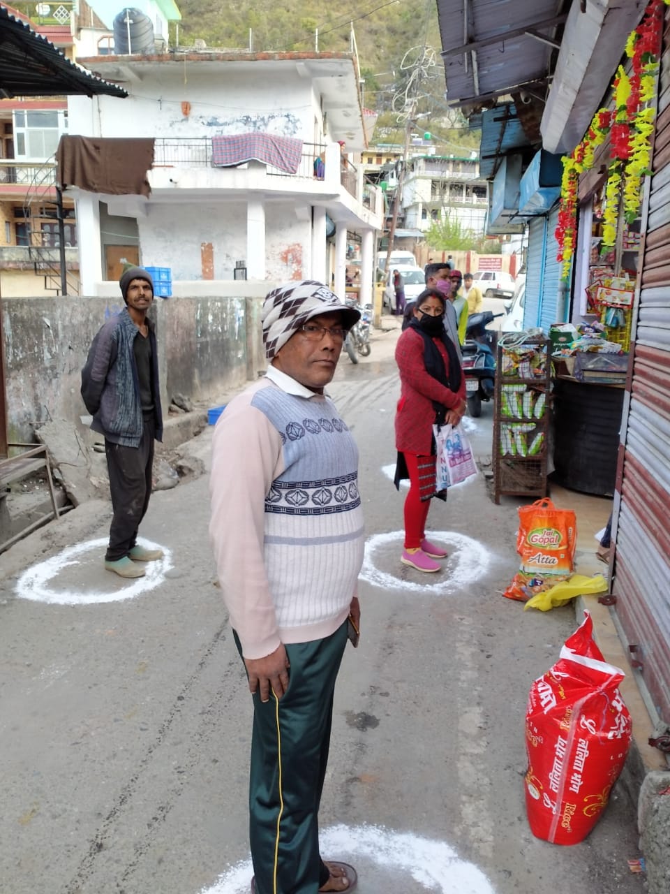 Lockdown in Uttarakhand News Live Update : people follow social maintain rule during shopping
