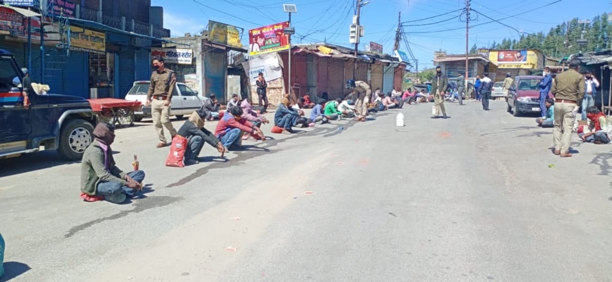 Lockdown in Uttarakhand News : Police becomes angel for hungry and thirsty people