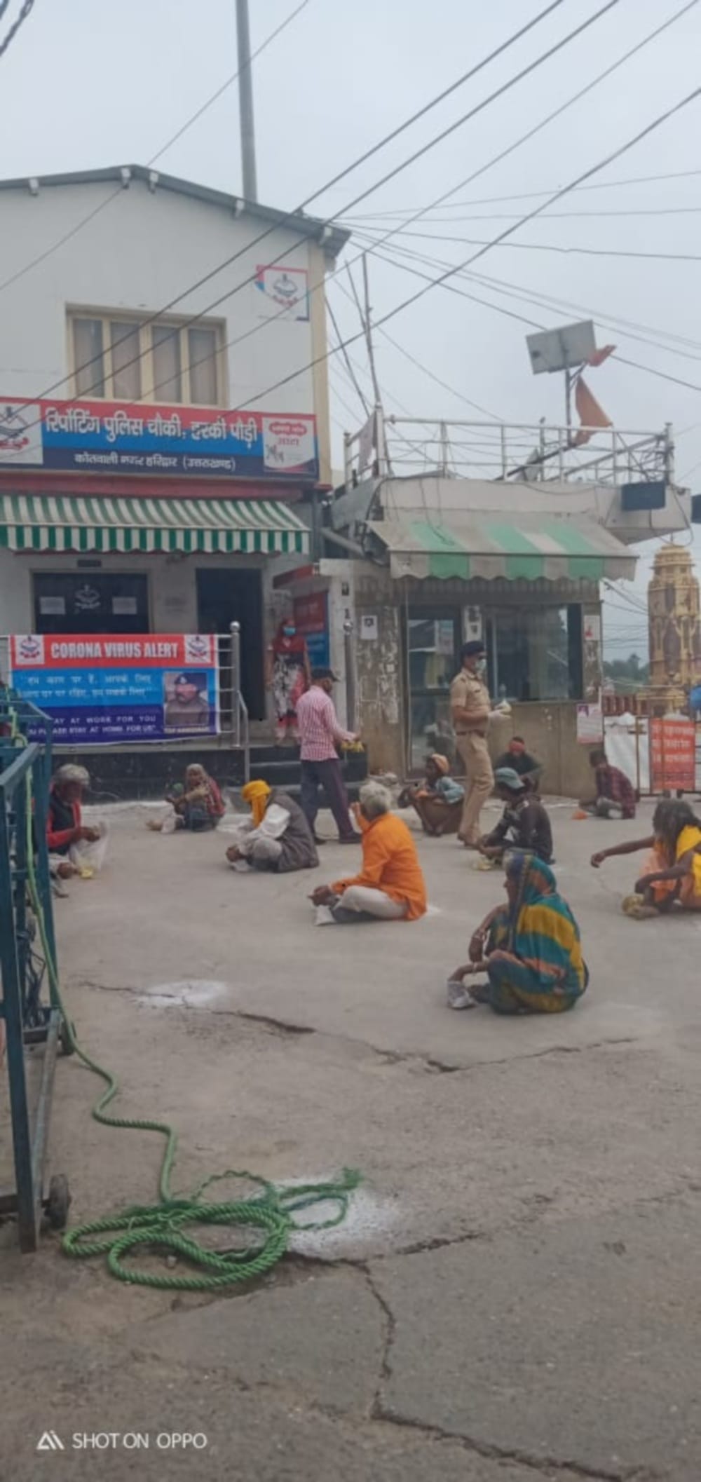 Lockdown in Uttarakhand News : Police becomes angel for hungry and thirsty people