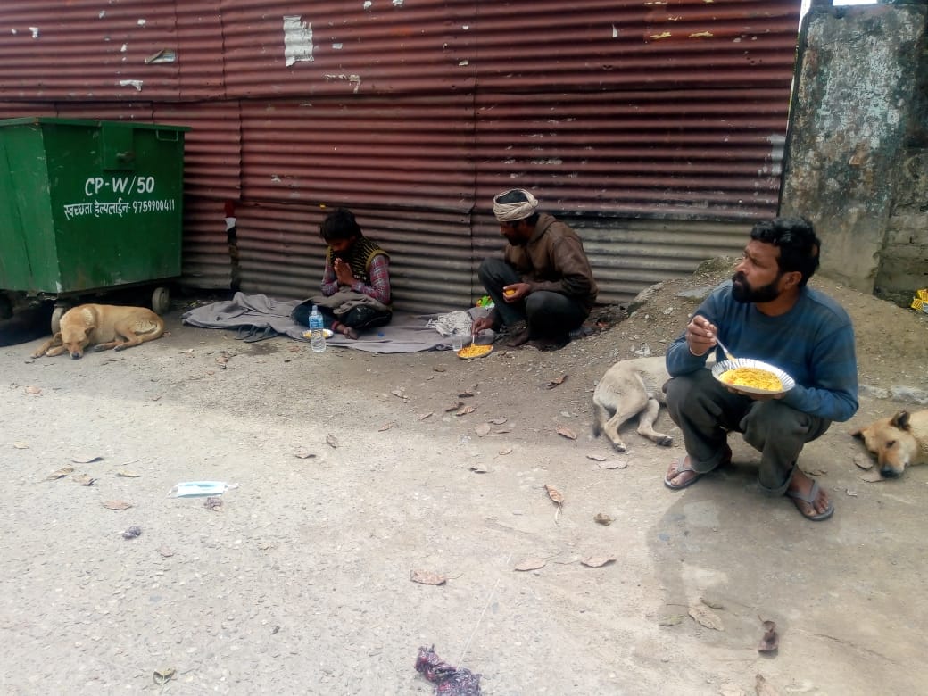 Lockdown in Uttarakhand News : Police becomes angel for hungry and thirsty people