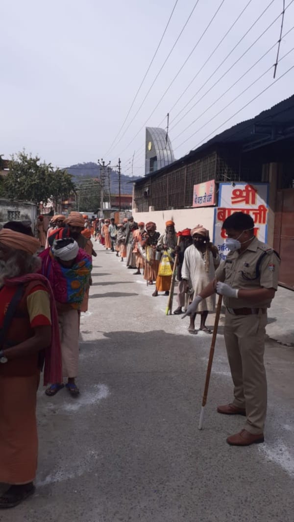 Lockdown in Uttarakhand News : Police becomes angel for hungry and thirsty people