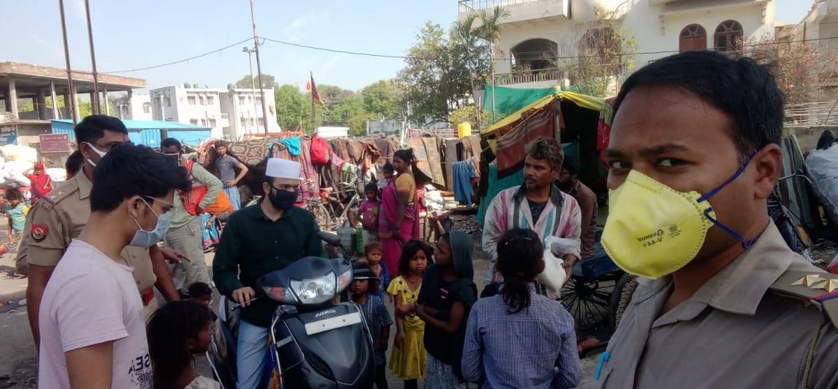 Lokdown in varanasi police provided ration and vegetables to 20 families