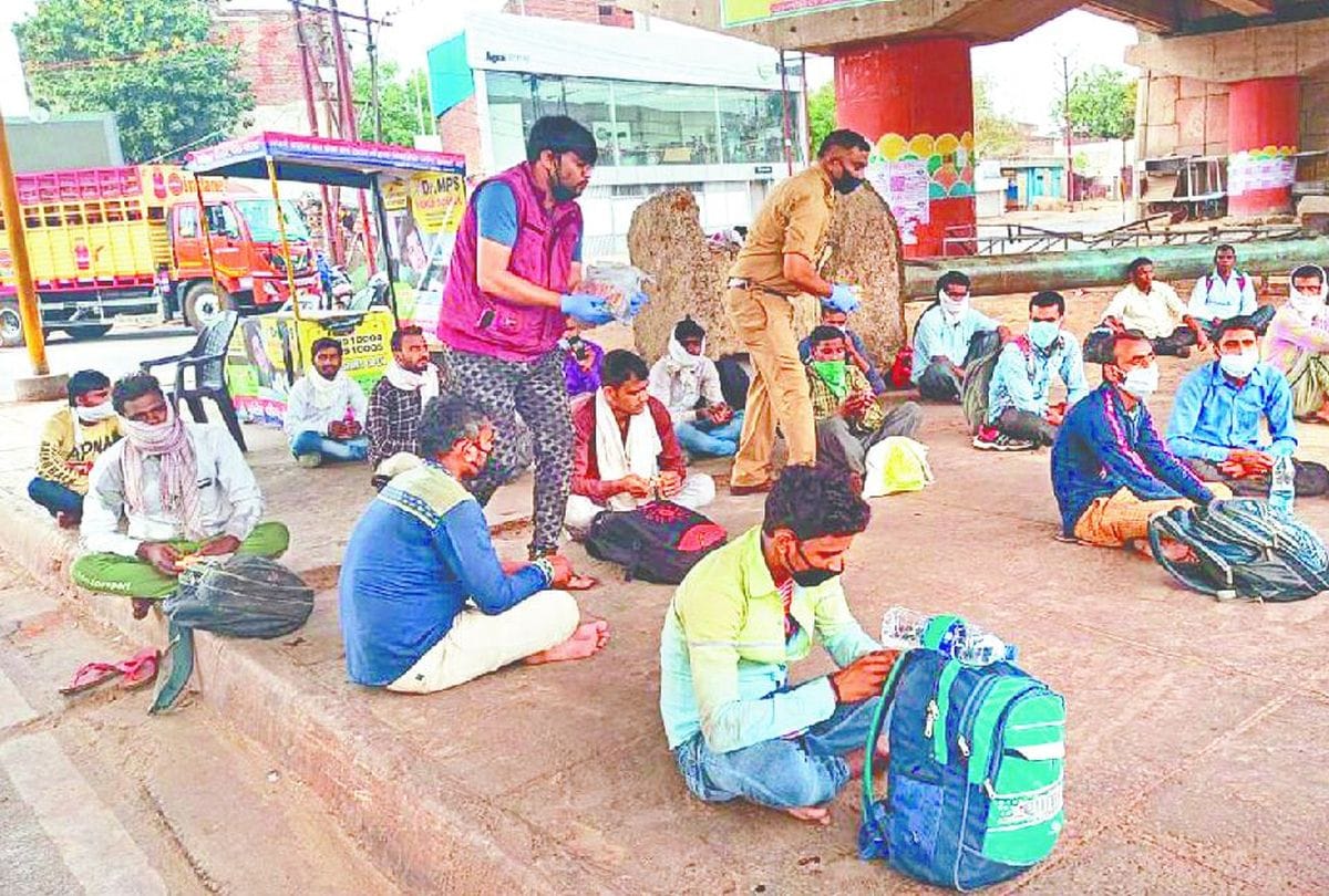 Food Distribute By Agra Police During Lockdown For Corona Virus