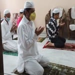 घरों में नमाज अदा करते लोग