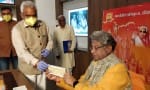 उत्तराखंड के शहरी विकास मंत्री मदन कौशिक को एक करोड़ का चेक देते अखिल भारतीय गायत्री परिवार शांत?