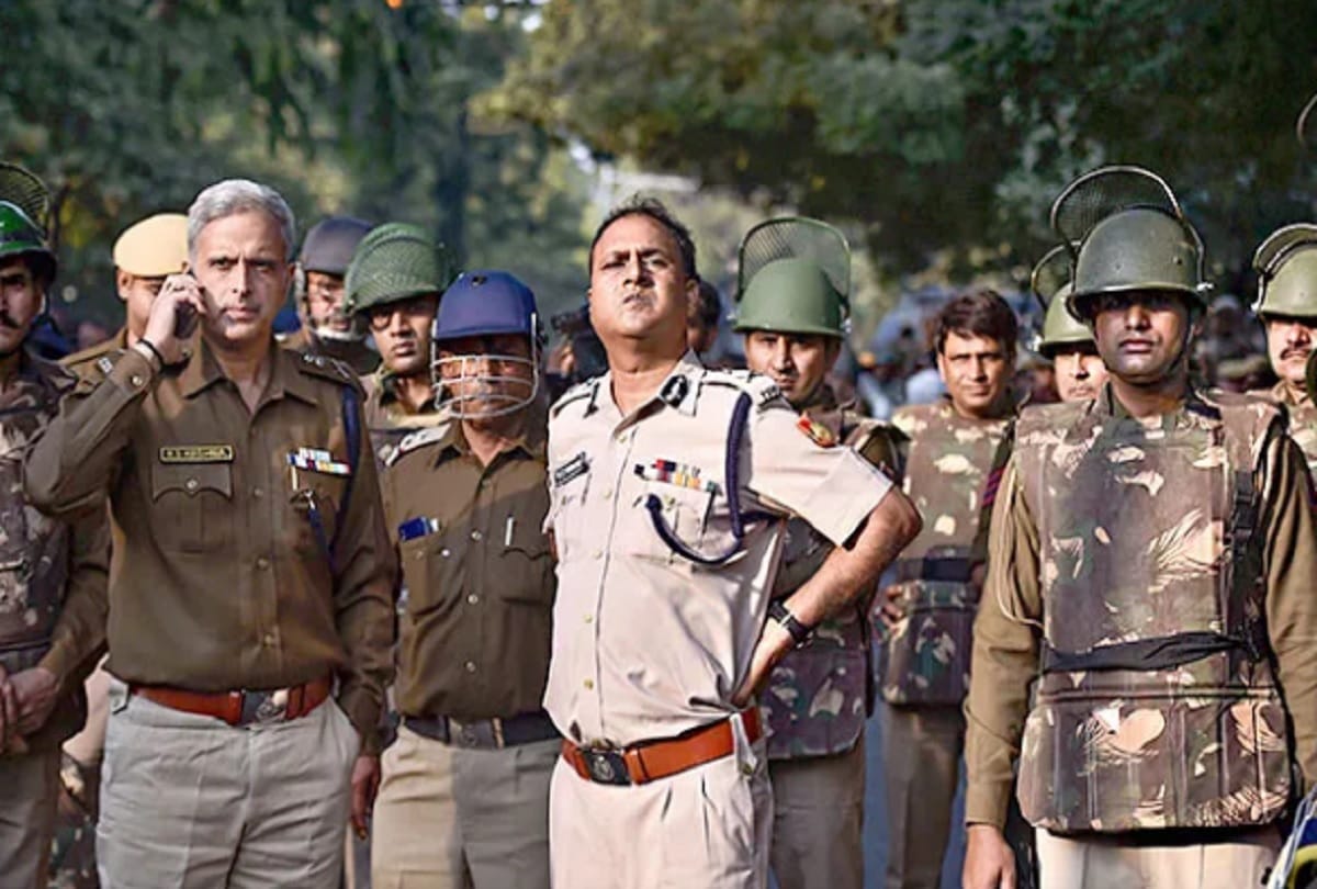 In the first phase 25 percent of Delhi Police personnel will go into isolation from today