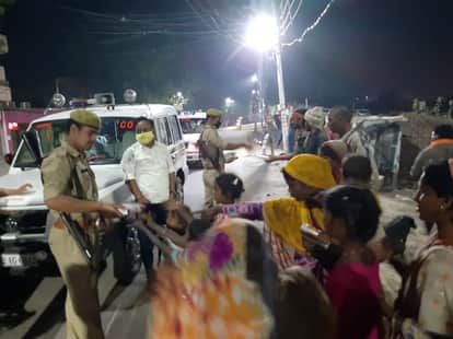 जौनपुर के शाहगंज में खाने का पैकेट बांटते पुलिस कर्मी